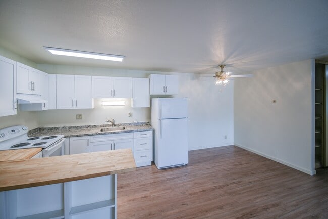 Remodeled modern kitchen - Emerald Bay Apartments