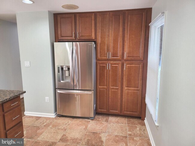 Building Photo - 2862 Sutton Oaks Ln