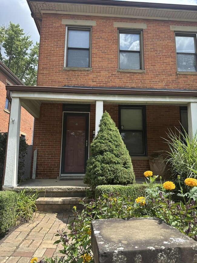 Building Photo - 820 Summit St