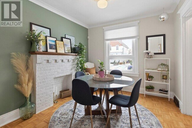 Building Photo - 19 Huxley Ave N