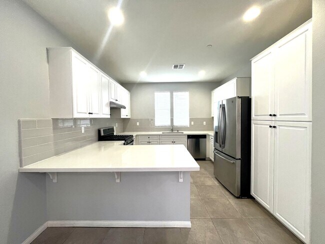 Building Photo - Modern Eastvale Home | 3 Bed | 2.5 Bath | 2-Car Garage | Pool & Gym | Solar Panels