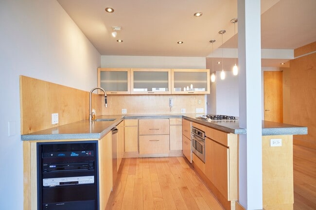 Building Photo - 58 W 58th St