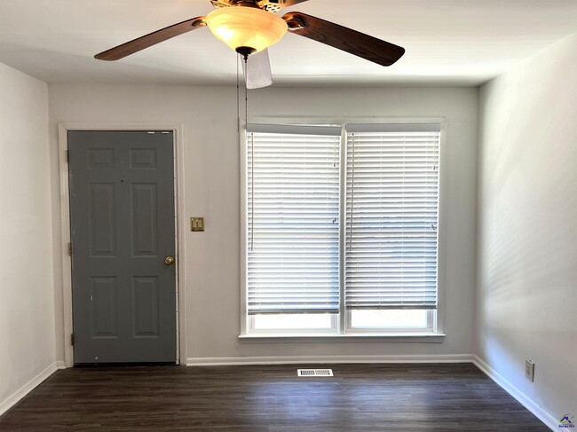 Building Photo - 3347 Thunderbird Rd