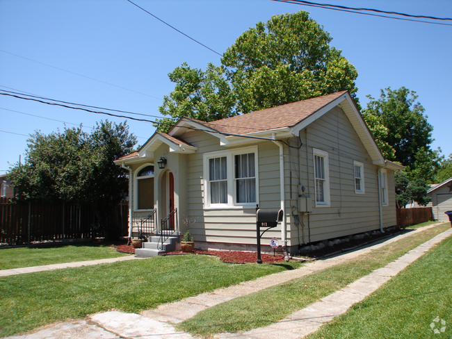 Building Photo - 913 Milton St