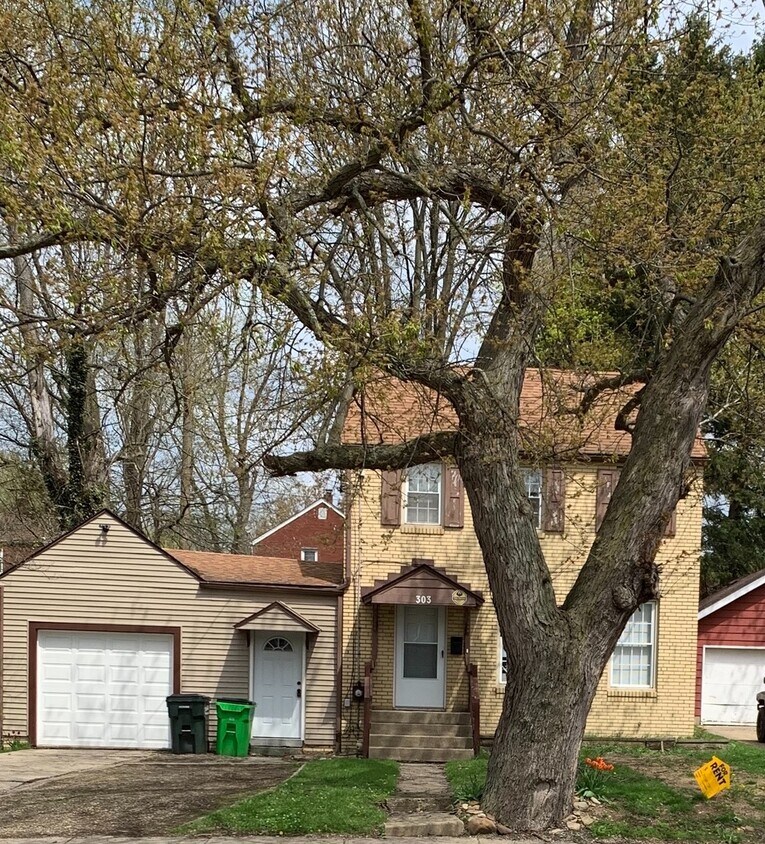 Primary Photo - Near School and Downtown - 2 Bedroom & 1 Bath
