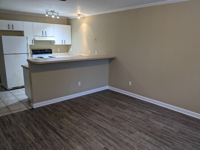 Building Photo - 729 Wailes St