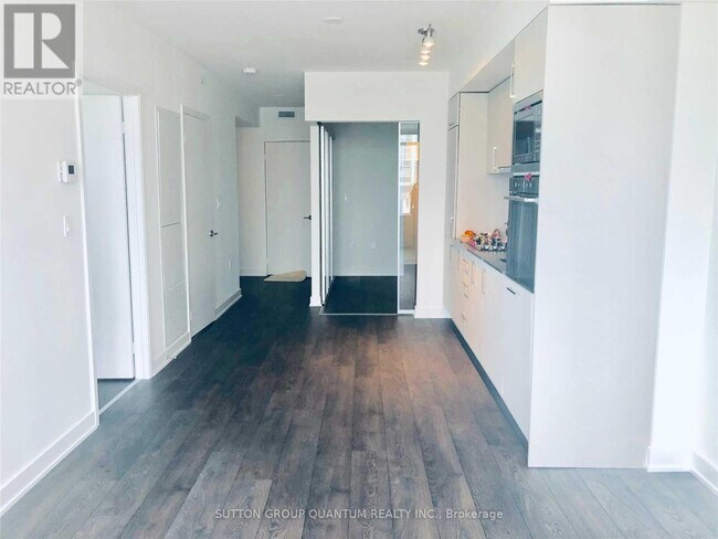 Photo du bâtiment - 576-576 Front St W