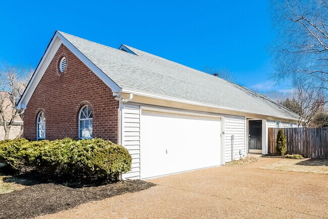 Building Photo - 2730 Riverbend Dr