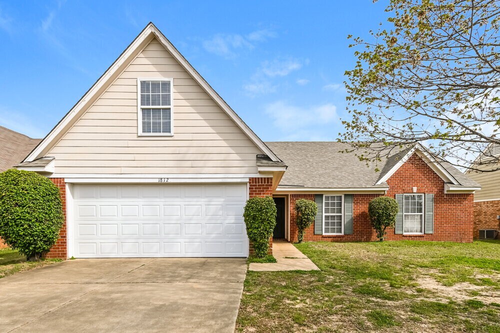 Foto principal - 1812 Cherry Creek Dr