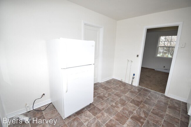 Building Photo - 3 br, 1 bath House - 948 E. Happy Hollow