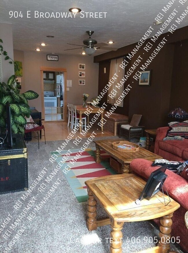 Building Photo - Charming 2-Bedroom Home: Bright, Updated, ...