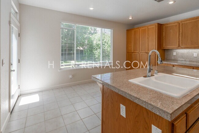Foto del edificio - 483 Summer Ln