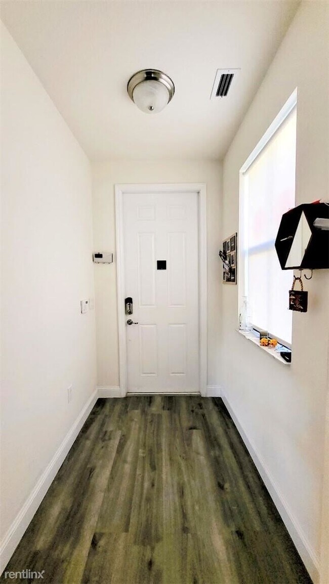 Building Photo - 3 br, 2.5 bath Townhome - 12240 Village Pl