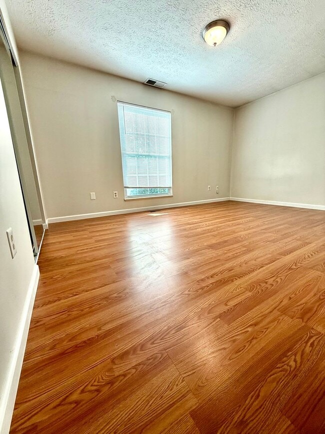 Building Photo - 2 BEDRM CONDO AVAILABLE NOW! MONTHLY RENT ...