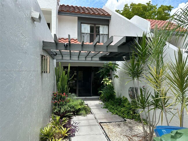 Building Photo - 365 Fern Dr