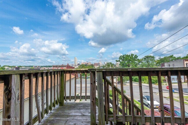 Foto del edificio - 8 Harrison Ave