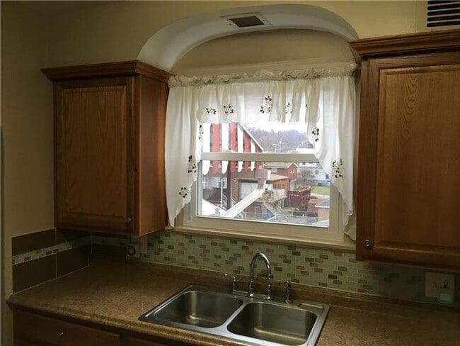 Building Photo - 1446B Chartiers Ave
