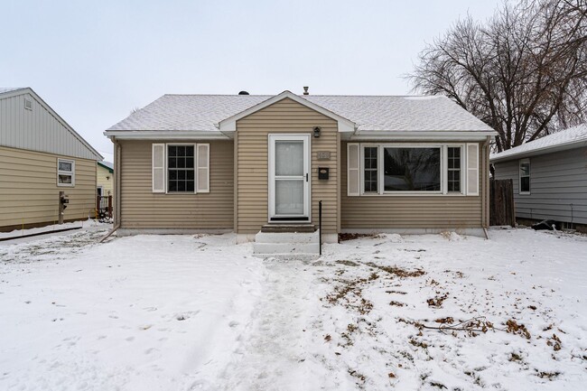 Building Photo - 3 Bedroom 2 Bath Home with Fenced in Backy...