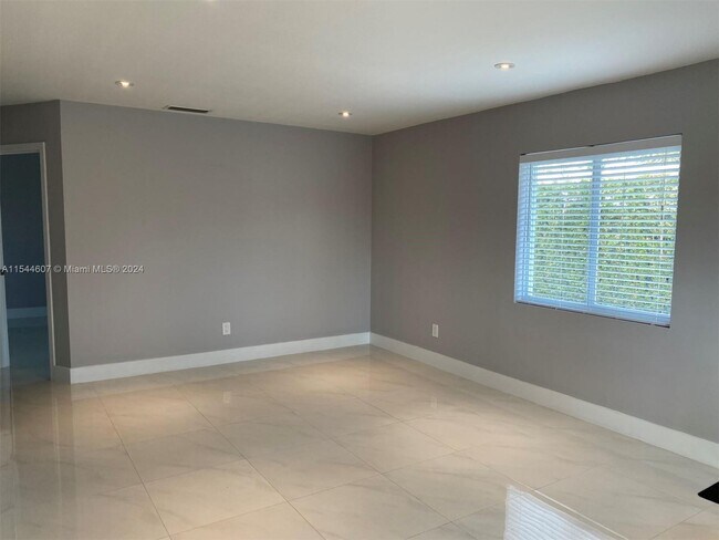 Foto del edificio - 3211 SW 27th St