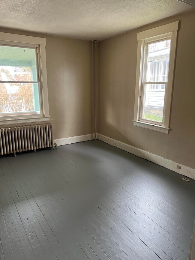 Living room - 390 Corinne Ave