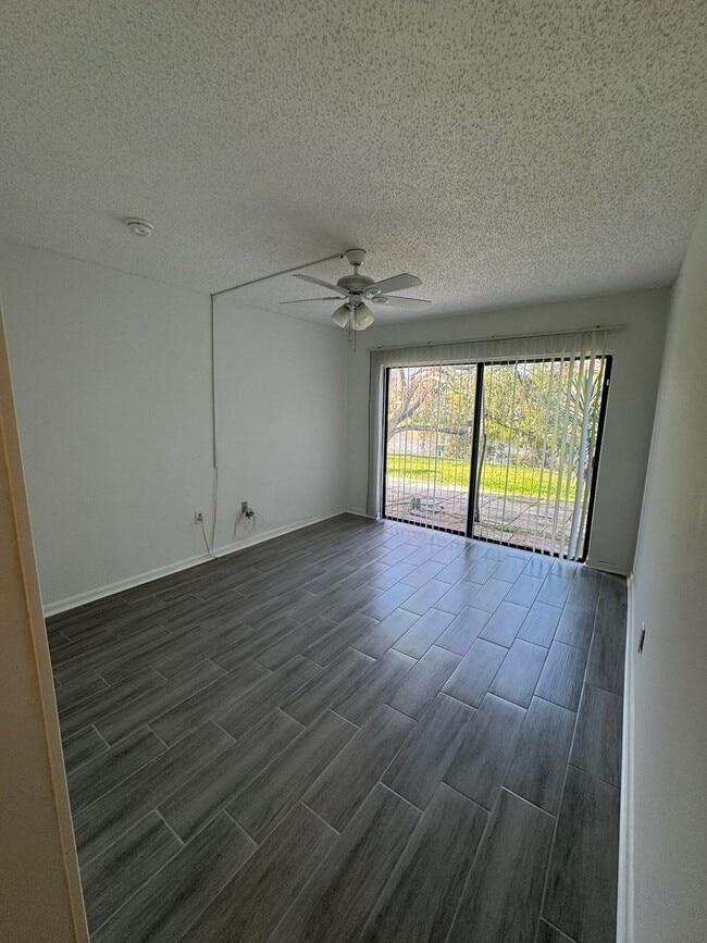 Building Photo - 2 BR / 2 BA Ground-Floor Condo | Screened ...
