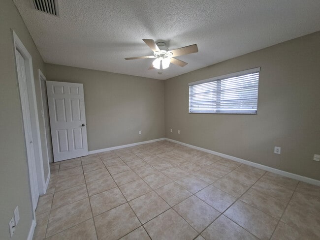 Building Photo - 1806 SW 97th Ave