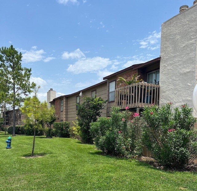 Foto principal - 9101 Country Creek St