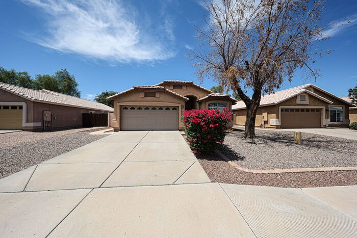 Foto principal - Charming 3-bedroom, 2-bathroom home locate...