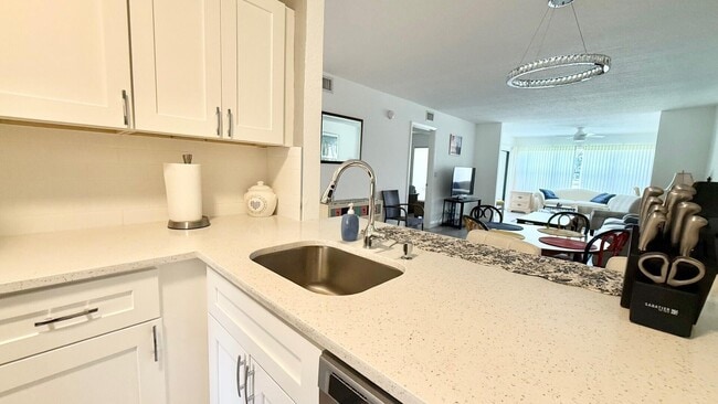 Foto del edificio - 4692 Lucerne Lakes Blvd E