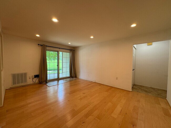 Foto del edificio - Sun-filled 1 Bed 1 Bath 1st Level Condo Wi...