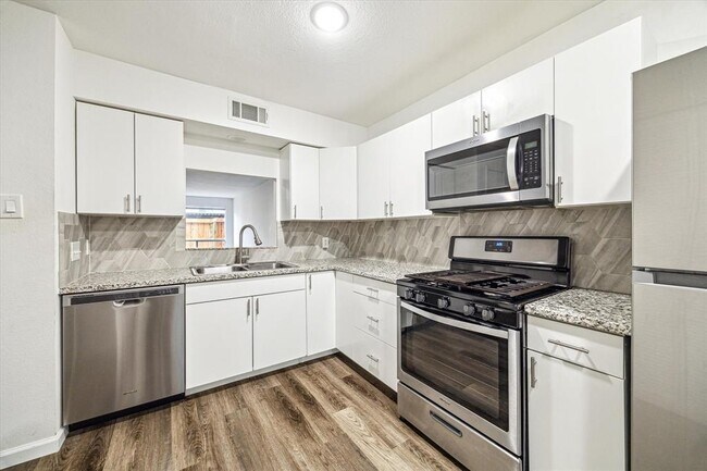Foto del edificio - 15341 Falmouth Ave
