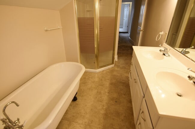 Building Photo - 680-684 Hamlet St