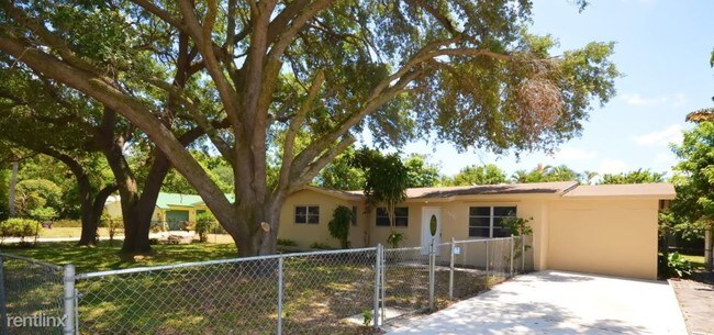 Building Photo - 5166 Woodland Dr