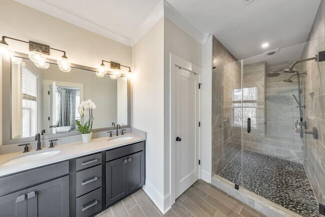 Building Photo - 320 Oak Arms Wy