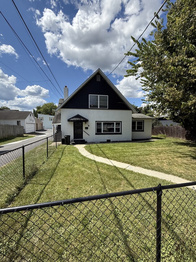 Unit 2 Upstairs - 8 S Washington St