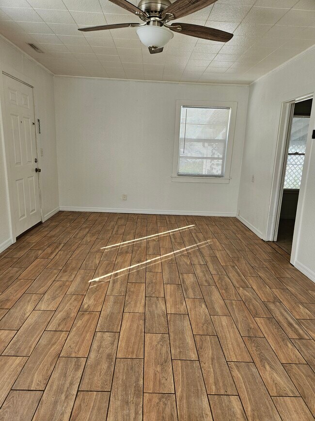 Living room - 1363 Tioga Ave