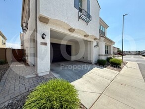 Building Photo - 1061 E Marlin Dr
