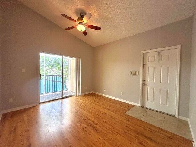 Foto del edificio - 641 Cypress Lake Blvd