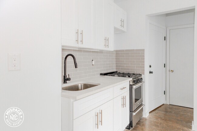 Foto del edificio - 581 Madison St
