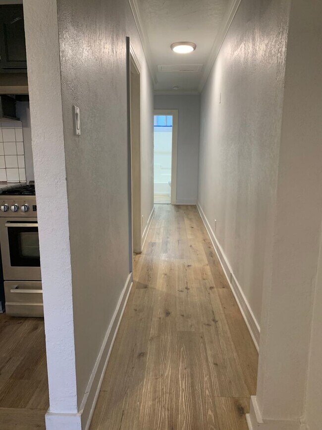 Foto del edificio - Great Experiences Are Just Around Rolland Curtis!