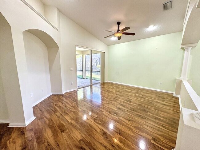 Foto del edificio - 10864 Cory Lake Dr