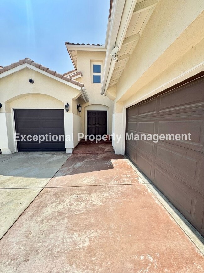 Building Photo - Ready to move in 4 bedroom 3 bath home with a loft and 3 car garage!