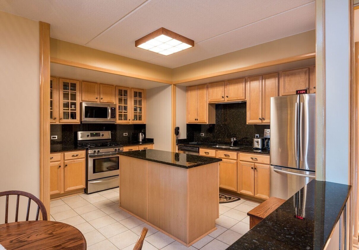 Foto principal - 8711 W Bryn Mawr Ave