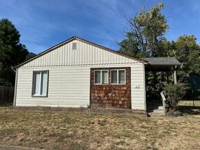 Building Photo - 165 NE Oak St