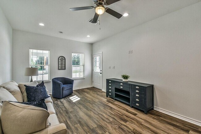 Foto del edificio - 24094 Sears Ln