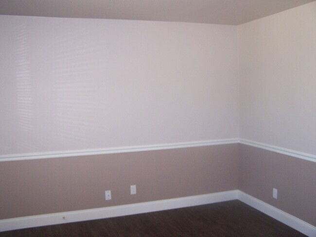 living room - 208 E Vincent Ct