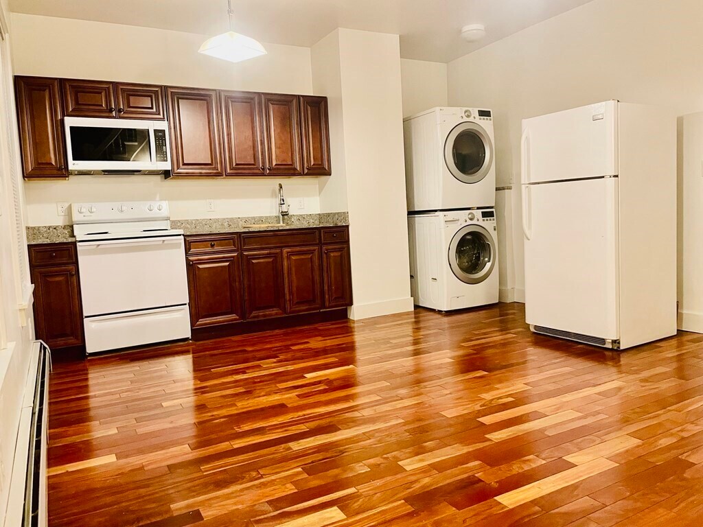 48 Riverside St Unit 2R, Lowell, MA 01854 Room for Rent in Lowell, MA