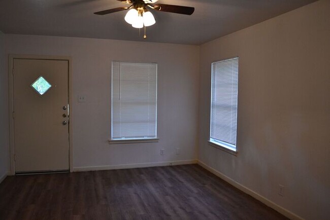 Building Photo - 3 bedroom, 1 bathroom in Tyler - Tour Today!