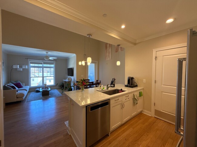 Building Photo - Fantastic Condo in South End!