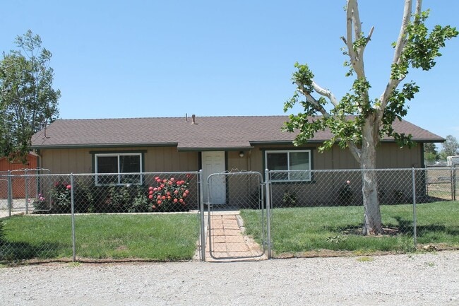 Building Photo - 3 bed/2 bath Country living Yucaipa!